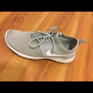 Nike sz 8 sneaker light grey.